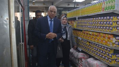 محافظ الجيزة يتفقد المجمعات الاستهلاكية بحي العجوزة