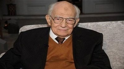 رشوان توفيق في مراحل شبابية نادرة الظهور (صور)