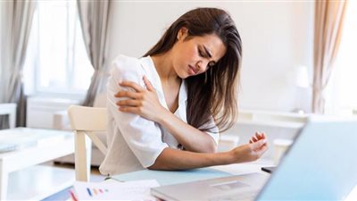 ألم الكتف إشارة لإصابتك بسرطان الرئة .. احذر