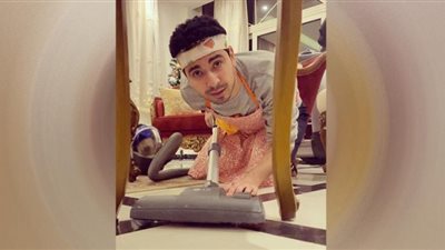 محمد أنور يداعب جمهوره ليلة رأس السنة
