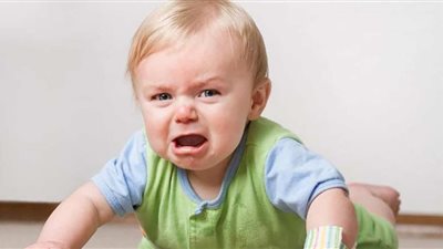 تعرفي كيف تتصرفين إذا سقط طفلك عن السرير