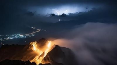 السماء تحضن جبال الطائف السعودية وتستقبل العام الجديد بالبرق وزخات المطر