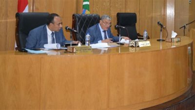 محافظ المنيا يناقش الإطار التنظيمي للمبادرة الوطنية للمشروعات الخضراء الذكية