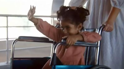 الطفلة يقين ألقاها والدها بالصحراء وأنقذها الجيش (فيديو)