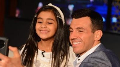 الطفلة يقين: نفسي أطلع دكتورة وأعالج الناس (فيديو)