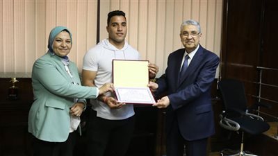 صور.. شاكر يكرم المتميزين من أبناء العاملين بقطاع الكهرباء