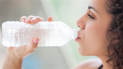 شُرب المياه الباردة يسبب الوفاة.. طبيبة تحذر