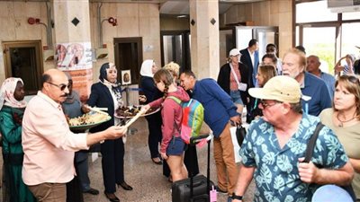 بالورود والهدايا.. أسوان تستقبل الأفواج السياحية بأبو سمبل