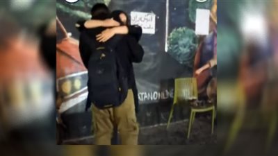 سيدتان توزعان الأحضان على الشباب في الشارع (فيديو)