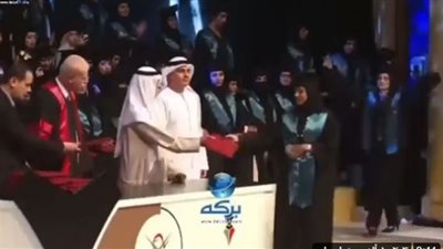 نهيان بن مبارك يلقن طالبة درسًا قاسيًا بحفل التخرج