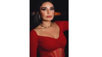 سيرين عبد النور تستقبل 2023 بفستان شفاف ومكياج صاخب | صور