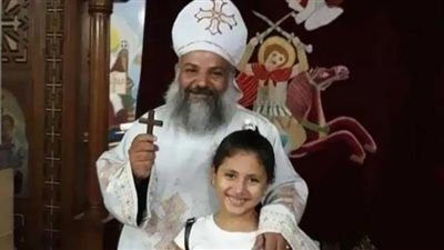 سبب مواصلة كاهن كنيسة أبوسيفين الصلاة رغم الحريق (فيديو)