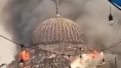 النيران تلتهم مسجدا وتدمر القبة الضخمة .. فيديو