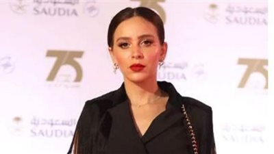 شاهد.. الشراشيب تعكس أنوثة جميلة عوض