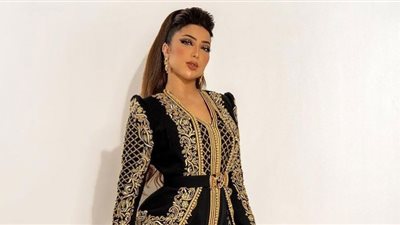 دنيا بطمة تشعل إنستجرام بمكياج صاخب