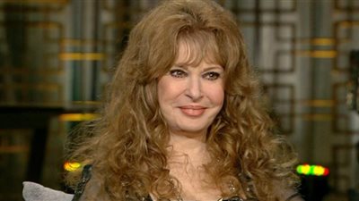 نيللي بفستان شفاف مع ابن فيروز.. صورة تثير الجدل على مواقع التواصل (شاهد)