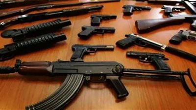 القبض على 65 متهمًا من مروجي الأسلحة والذخيرة