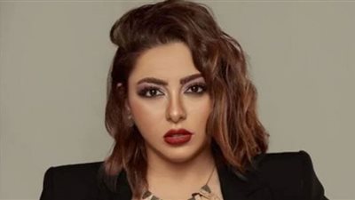 إلهام عبدالبديع تعكس سحر ملامحها بمكياج صاخب