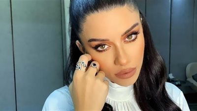 سينتيا خليفة.. جرأة مثيرة بجلد الثعبان