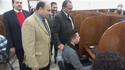نائب رئيس جامعة بنها يتفقد الامتحانات بكليتي الحاسبات والذكاء الاصطناعي والعلاج الطبيعي
