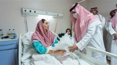 وزير السياحة السعودي يطمئن على حالة سائحين أصيبوا بحادث في العلا