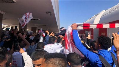 شاهد.. هتافات وحماس كبير لجماهير الزمالك داخل القطار قبل الوصول إلى أسوان