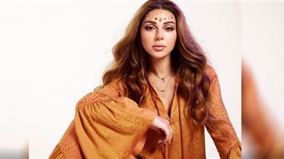 ميريام فارس تكسب رضا شرطة الموضة بفستان من النجوم