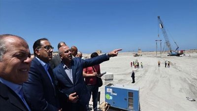 رئيس الوزراء يتفقد المشروعات الجاري تنفيذها بميناء الإسكندرية