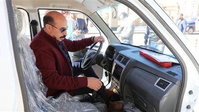 محافظ أسوان يتفقد سيارات المينى فان البديلة لعربات التوك توك