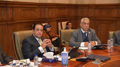 رئيس هيئة السكة الحديد يستعرض خطة تطوير الهيئة أمام نقل البرلمان