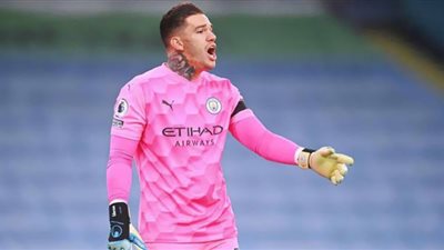 حارس مرمى مانشستر سيتي يتحول لـ مدافع في مباراة برايتون