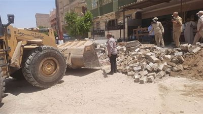 حملة إزالة فورية لمخالفات بناء وتعديات بحي شرق ومركز أسيوط بقيادة السكرتير المساعد