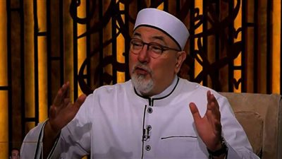 خالد الجندي يحذر من تداول الأحاديث الموضوعة.. خطر يهدم الدين