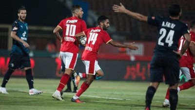 الأهلي يهزم بيراميدز بثلاثية ويتصدر الدوري المصري