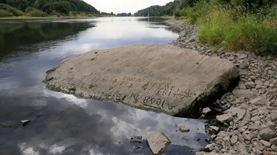 أحجار الجوع تطفو على المياه.. نذير شؤم يرعب الأوروبيين