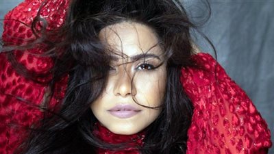 شيرين عبدالوهاب تطل بالساتان الأسود برفقة مدير أعمالها