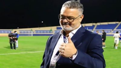 مدرب المنتخب الأولمبي ميكالي يتابع مباراة الأهلي وإيسترن كومباني