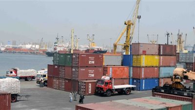 ميناء الإسكندرية تستقبل 144 ألف حاوية سلع استراتيجية