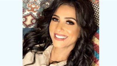 حنان مطاوع تتألق بفستان من الريش وتحصل على جائزة التميز والإبداع| صور