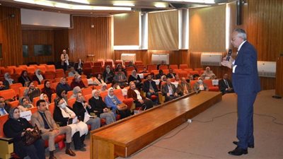 نائب رئيس جامعة الإسكندرية يعقد اجتماعًا مع مساعدي وكلاء الكليات والمعاهد