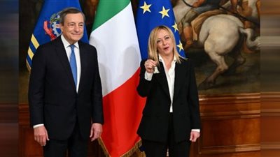 لحظة تسليم الجرس لجورجيا ميلوني رئيسة الحكومة الإيطالية الجديدة