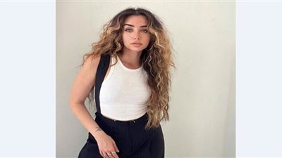 هنا الزاهد تبرز أنوثتها بفستان ميتاليك في مهرجان القنوات الفضائية