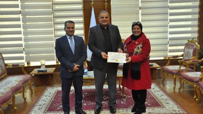 رئيس جامعة كفر الشيخ يسلم عميد التربية النوعية شهادة اعتماد 4 برامج بالكلية