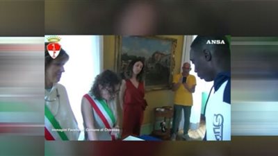 ممثل سنغالي يحصل على الجنسية الإيطالية (شاهد)