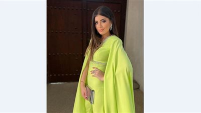 ليلى زاهر تستعرض أنوثتها ببنطال بنفسجي في شوارع دبي