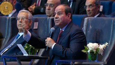 السيسي: مصر كانت هتبقى ضلمة لولا حقل ظُهر