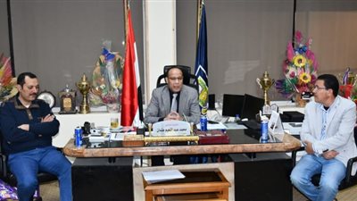 نائب رئيس جامعة القناة يُكرم مدير المركز الإعلامي لبلوغه سن التقاعد