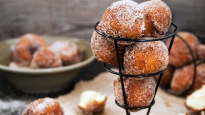 طريقة صنع كرات القرفة المقلية الهشة