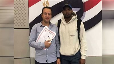 الأمريكي تو هولواي لاعب سلة الزمالك يصل إلى القاهرة