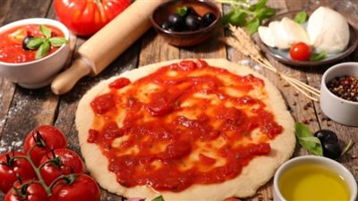 اصنعي صلصة البيتزا بدون طبخ في خطوتين